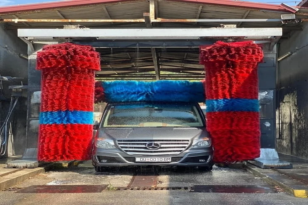 Car in an ISTOBAL wash bay